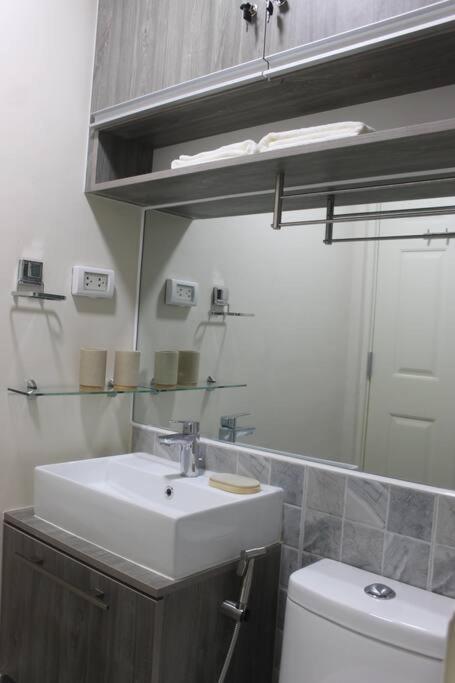 Condo Near Ayala Cebu City W Wifi Balcony 外观 照片